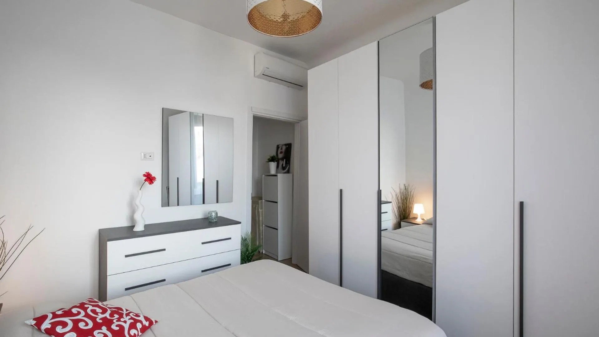 Milan Easy Living 10 Min To Duomo Apartment